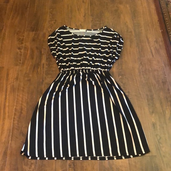 Dresses & Skirts - 😎Great summer dress. Black & white size L, elastic around waist. Very light!!